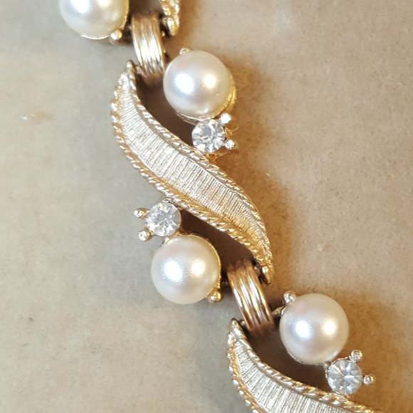 Vintage Trifari Pearl & Brushed Gold Designer Set Necklace, Earrings & Bracelet - Picture 2 of 10